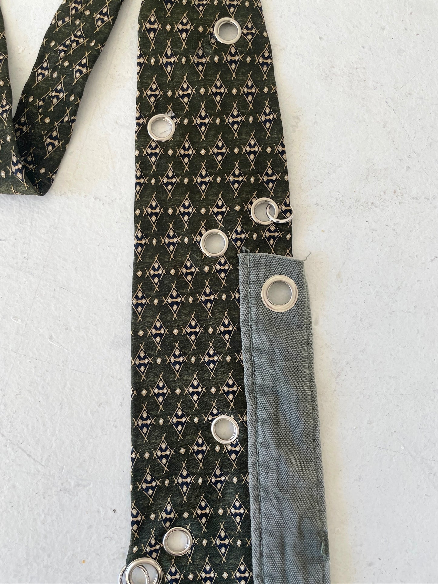 GREEN BEAN EYELET TIE