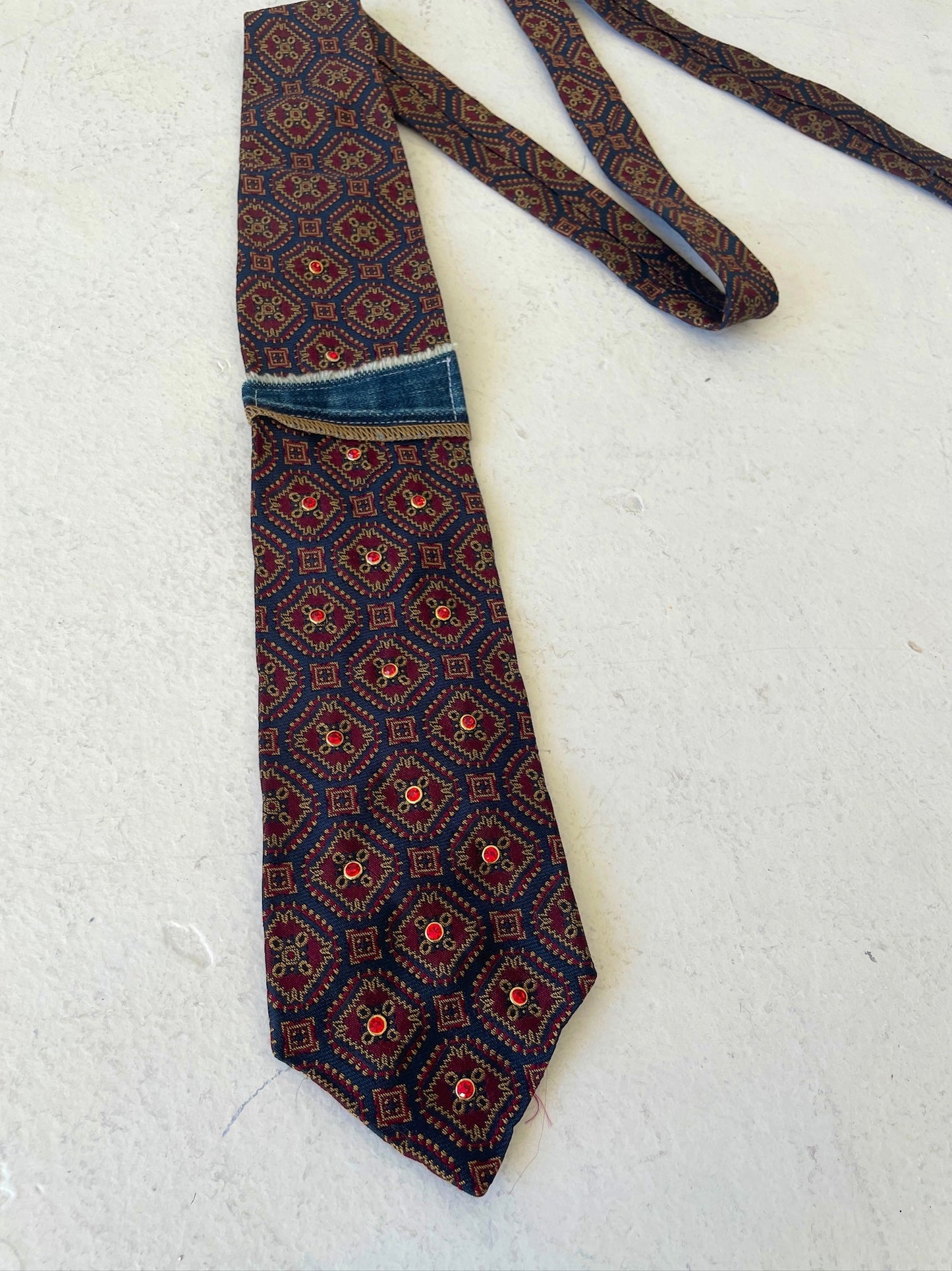 RUBY RED CRYSTAL TIE