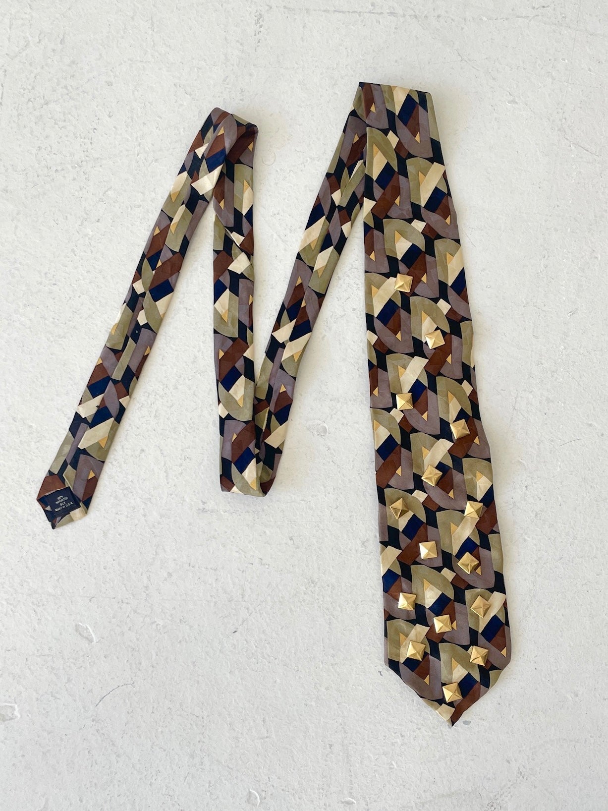 PYRAMID PRISM STUD TIE