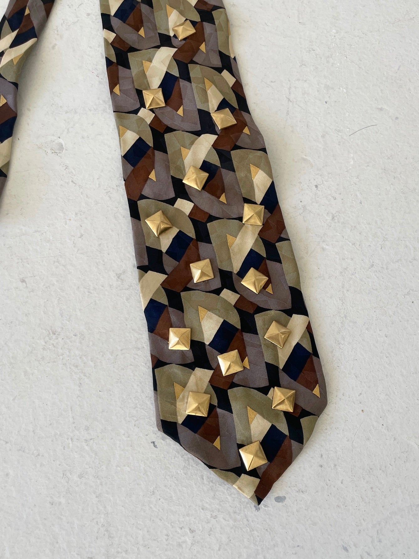 PYRAMID PRISM STUD TIE