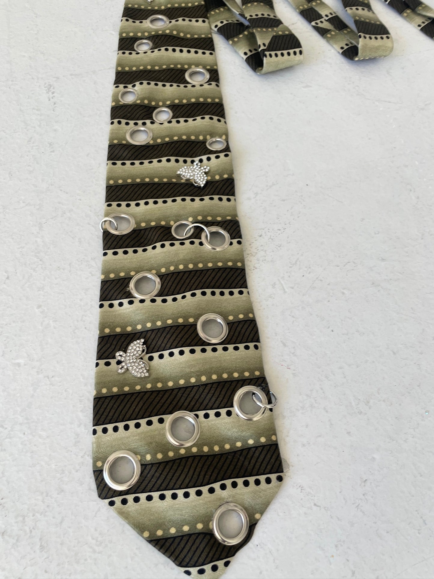 BUTTERFLY FEEL EYELET TIE